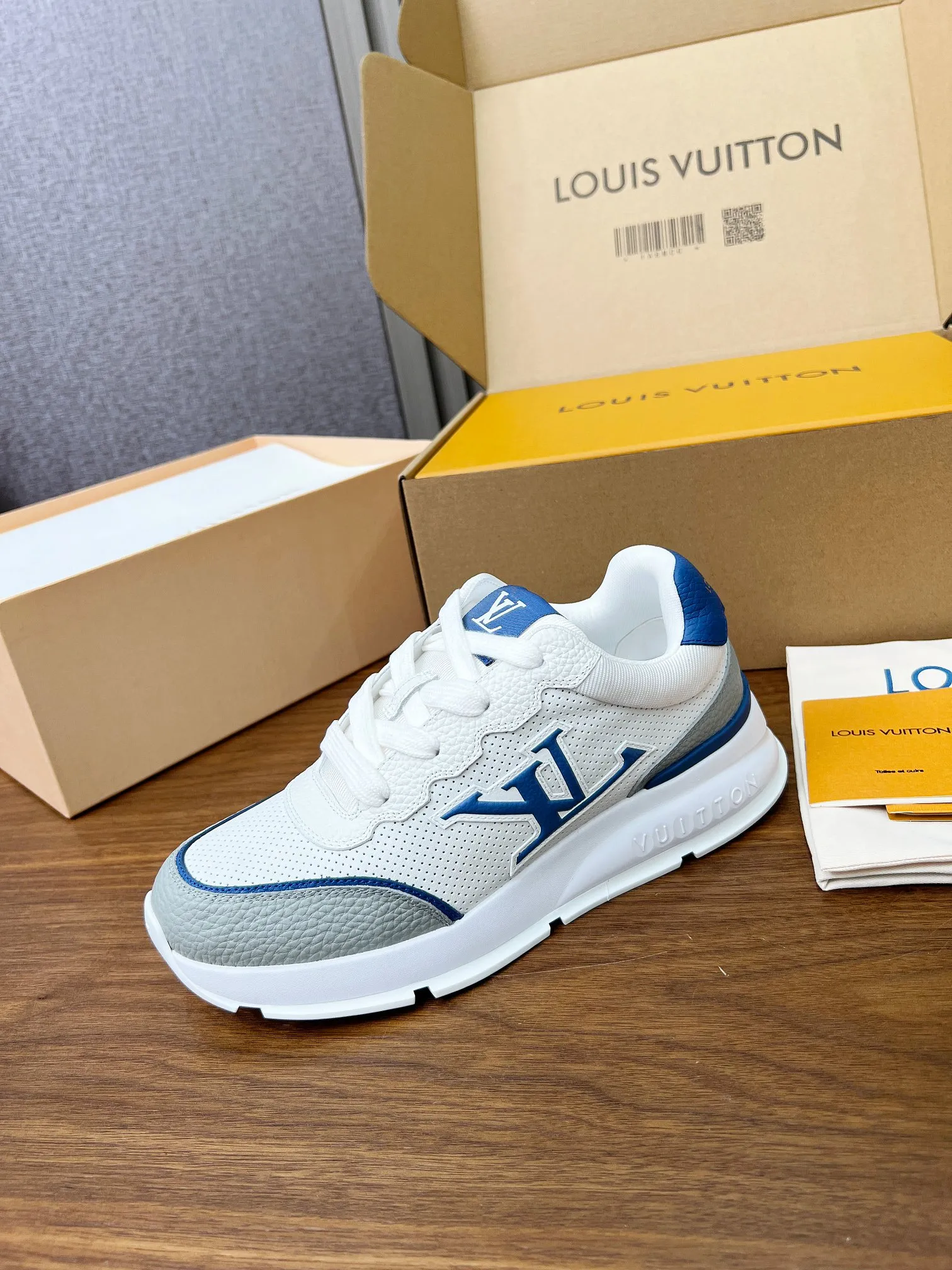 👟👟Ex-factory price 680👟👟 Men's size +10 LV Louis Vuitton L Jialu brand thick-soled casual couple sneakers🔥🔥🔥 Made of smooth cow leather and elegant design, can be easily integrated into various styles. The eye-catching LV letters are marked on the side of the shoe, and the lightweight rubber outsole is embellished with the Vuitton logo ▪️ Sole thickness: 4CM. The counter specializes in the latest casual shoes and new hard goods 🆕 ❥Purchase level! Full of high-end feel! A popular model among bloggers at home and abroad, it’s retro and fashionable and looks amazing on your feet! Wear a lot of happiness! The official website’s main recommendation★ ▪️Upper: Original custom-made imported calfskin fabric ▪️Inner lining: breathable gauze imported from Italy ▪️Outsole: rubber foam ➕tpu high-end outsole ▪️Shoe size: women’s 35-41, (women’s 41 is custom-made). Men's clothing 39-46 (45-46 customized).